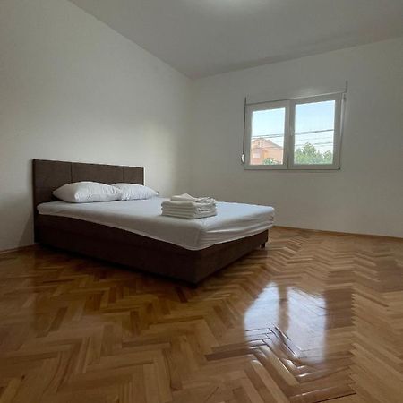 Entire Spacious Apartment With Free Parking بودغوريتْسا المظهر الخارجي الصورة