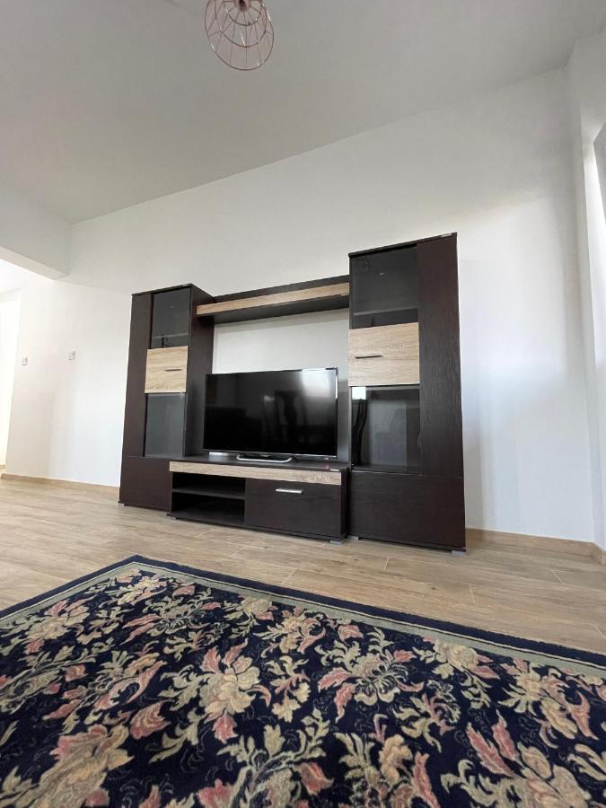 Entire Spacious Apartment With Free Parking بودغوريتْسا المظهر الخارجي الصورة