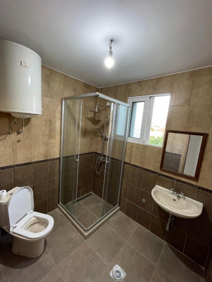Entire Spacious Apartment With Free Parking بودغوريتْسا المظهر الخارجي الصورة