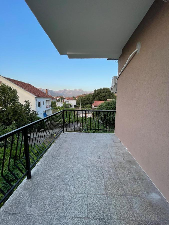 Entire Spacious Apartment With Free Parking بودغوريتْسا المظهر الخارجي الصورة