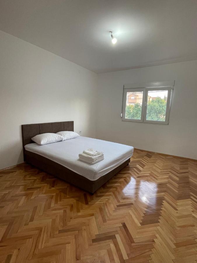 Entire Spacious Apartment With Free Parking بودغوريتْسا المظهر الخارجي الصورة