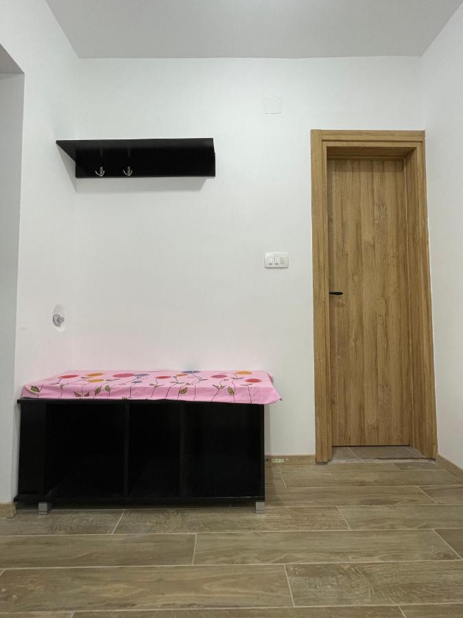 Entire Spacious Apartment With Free Parking بودغوريتْسا المظهر الخارجي الصورة