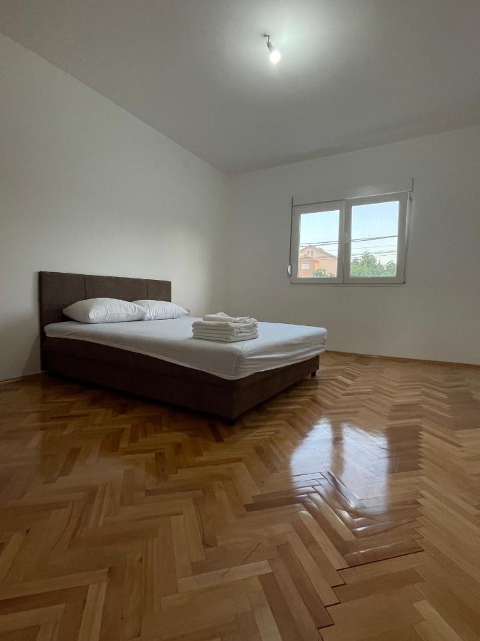 Entire Spacious Apartment With Free Parking بودغوريتْسا المظهر الخارجي الصورة
