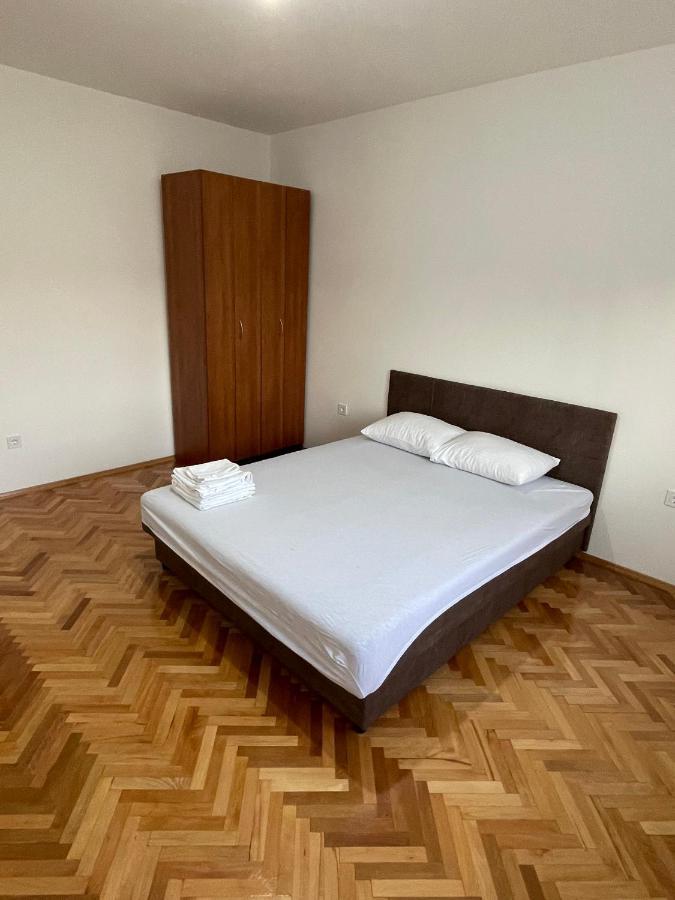 Entire Spacious Apartment With Free Parking بودغوريتْسا المظهر الخارجي الصورة